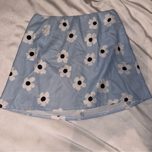 Princess Polly Dresses & Skirts - Princess Polly Blue and White Floral Mini Skirt Size 2